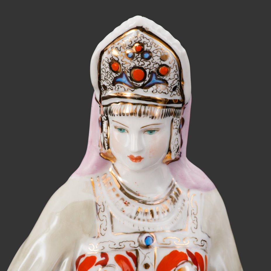 Статуэтка "Дары хозяйки Медной горы", скульптор Кожин П.М, художник Шепелева М.М., Дулевский фарфоровый завод (Дулёво)