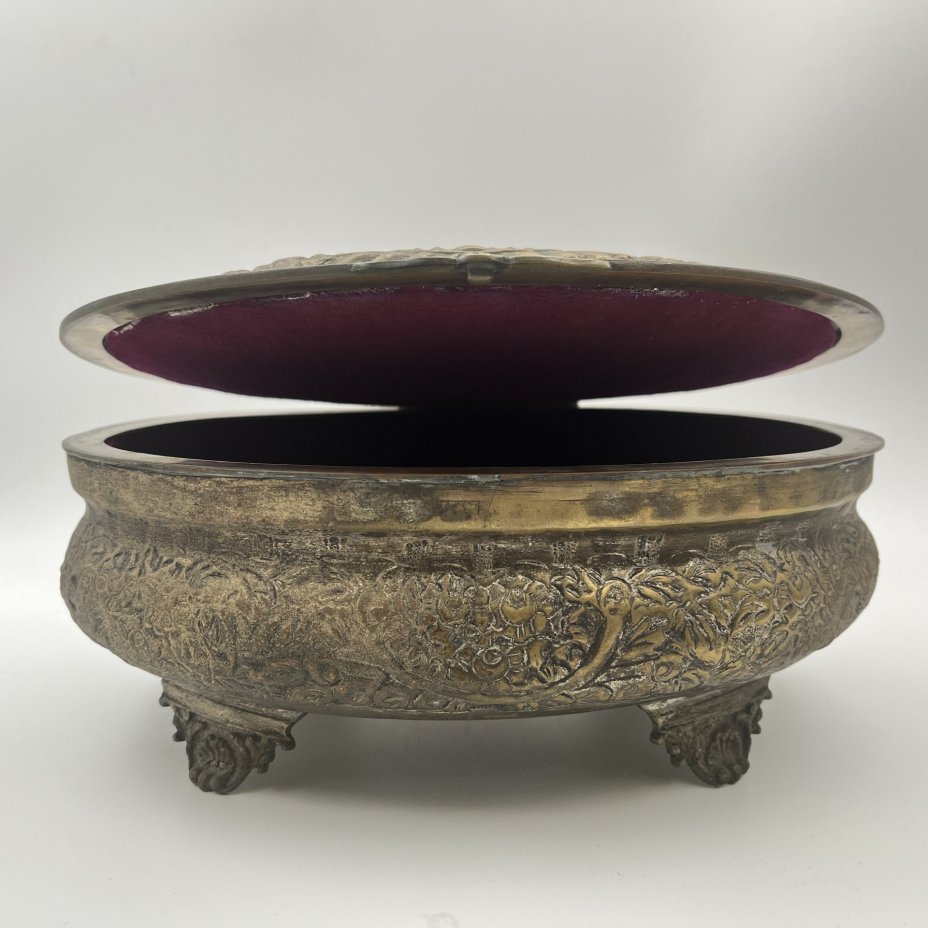 Шкатулка овальной формы с растительным декором в восточном стиле