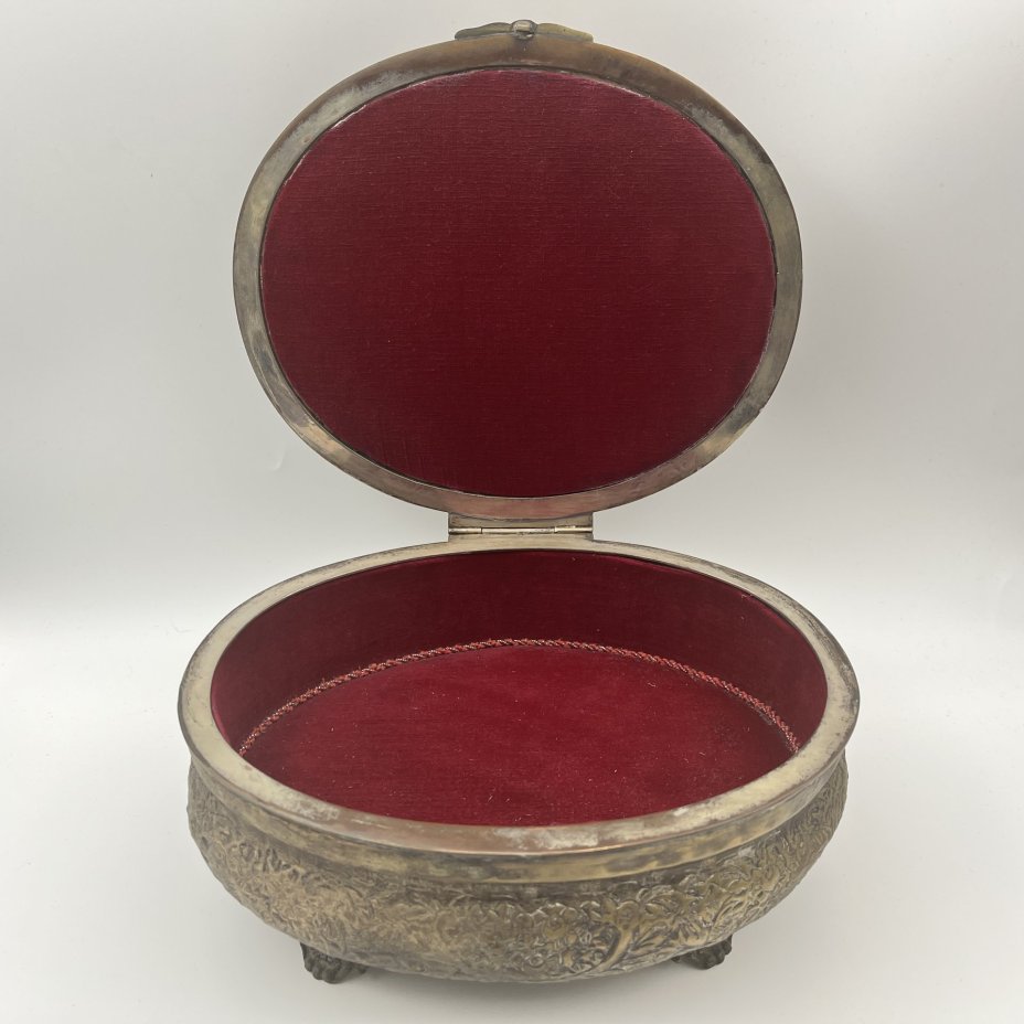 Шкатулка овальной формы с растительным декором в восточном стиле