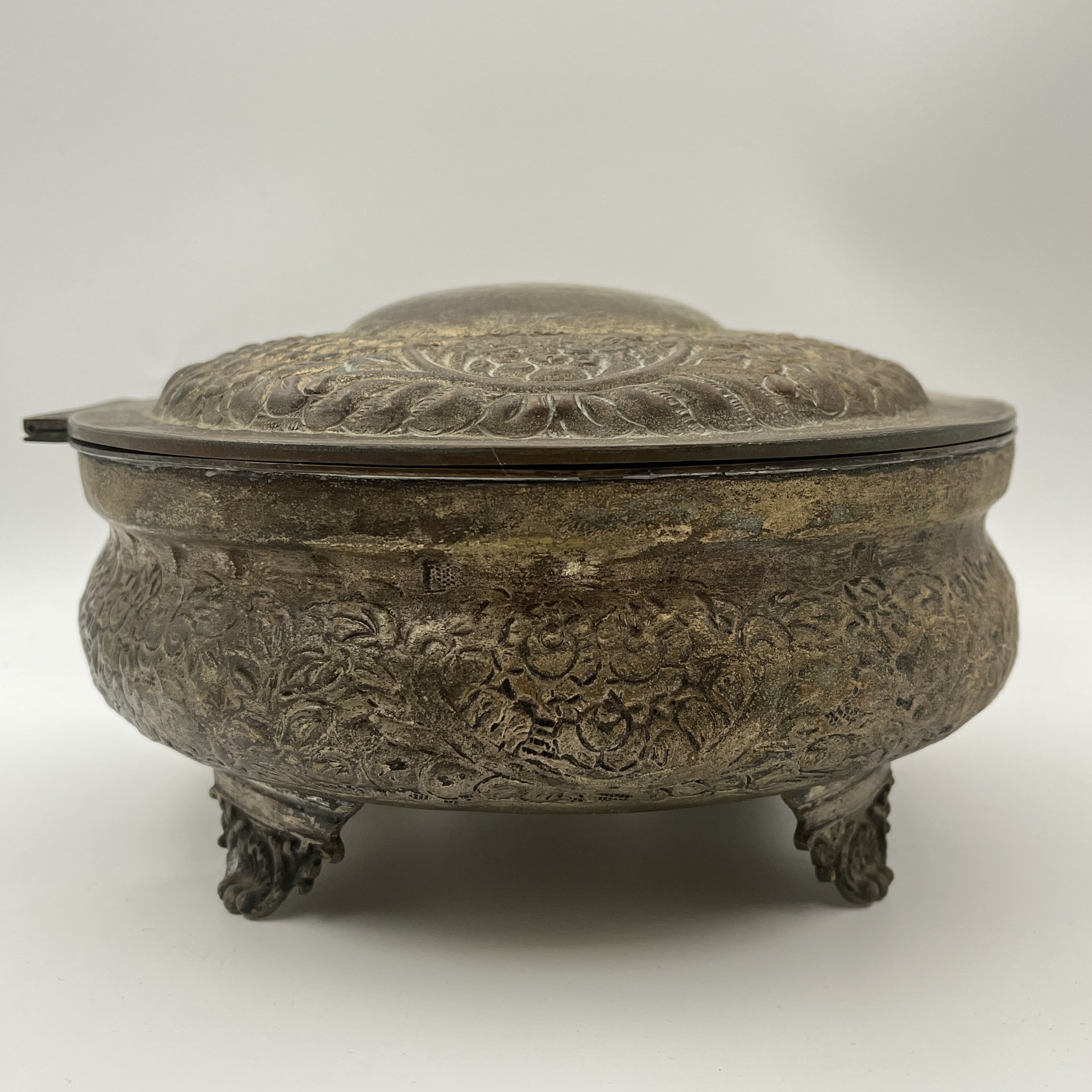 Шкатулка овальной формы с растительным декором в восточном стиле, латунь, бархат, Индия, 1970-1990 гг.