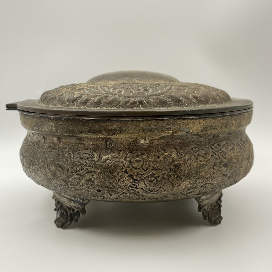 Шкатулка овальной формы с растительным декором в восточном стиле