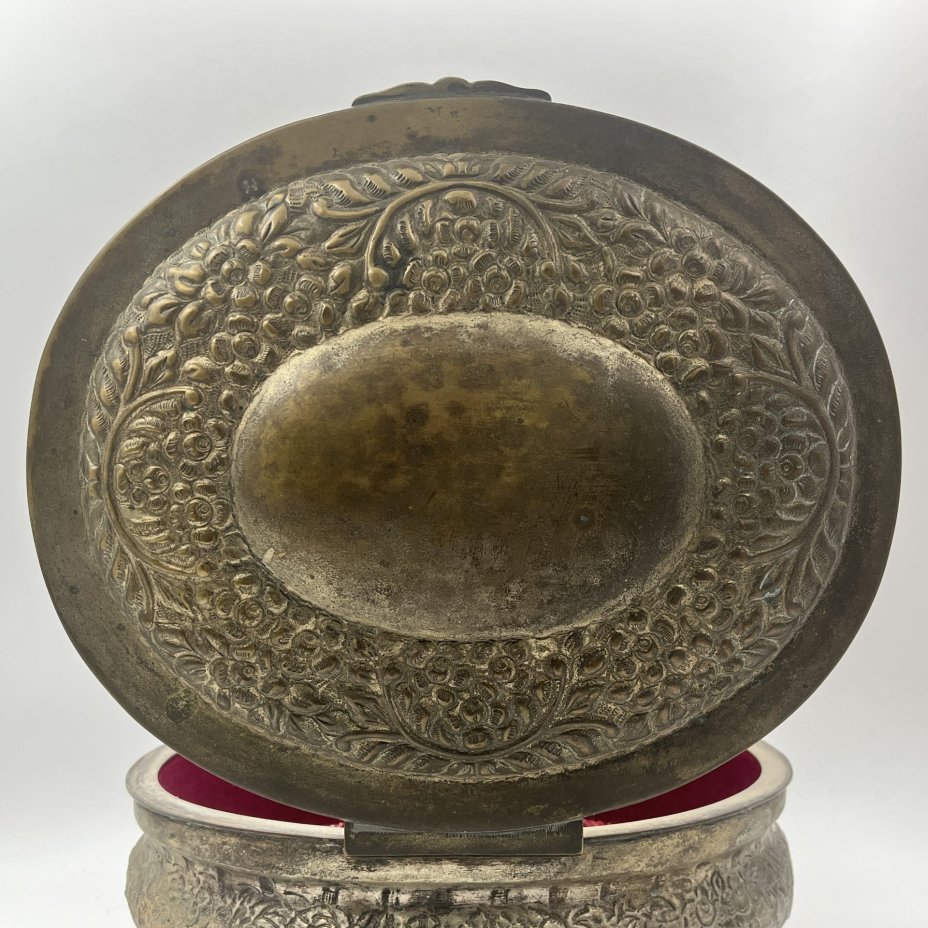 Шкатулка овальной формы с растительным декором в восточном стиле