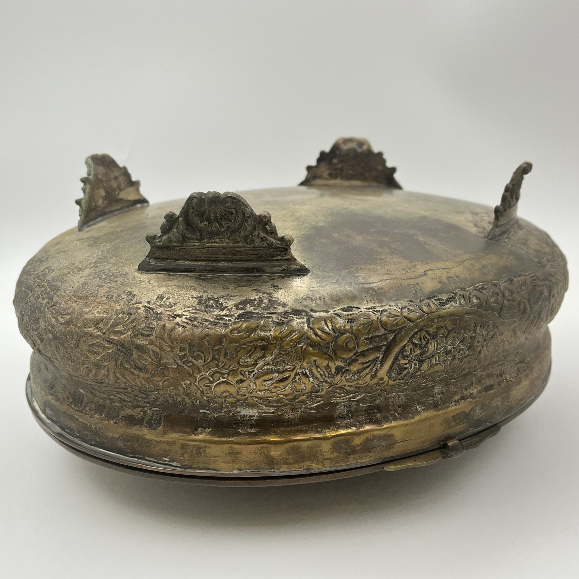 Шкатулка овальной формы с растительным декором в восточном стиле, латунь, бархат, Индия, 1970-1990 гг.