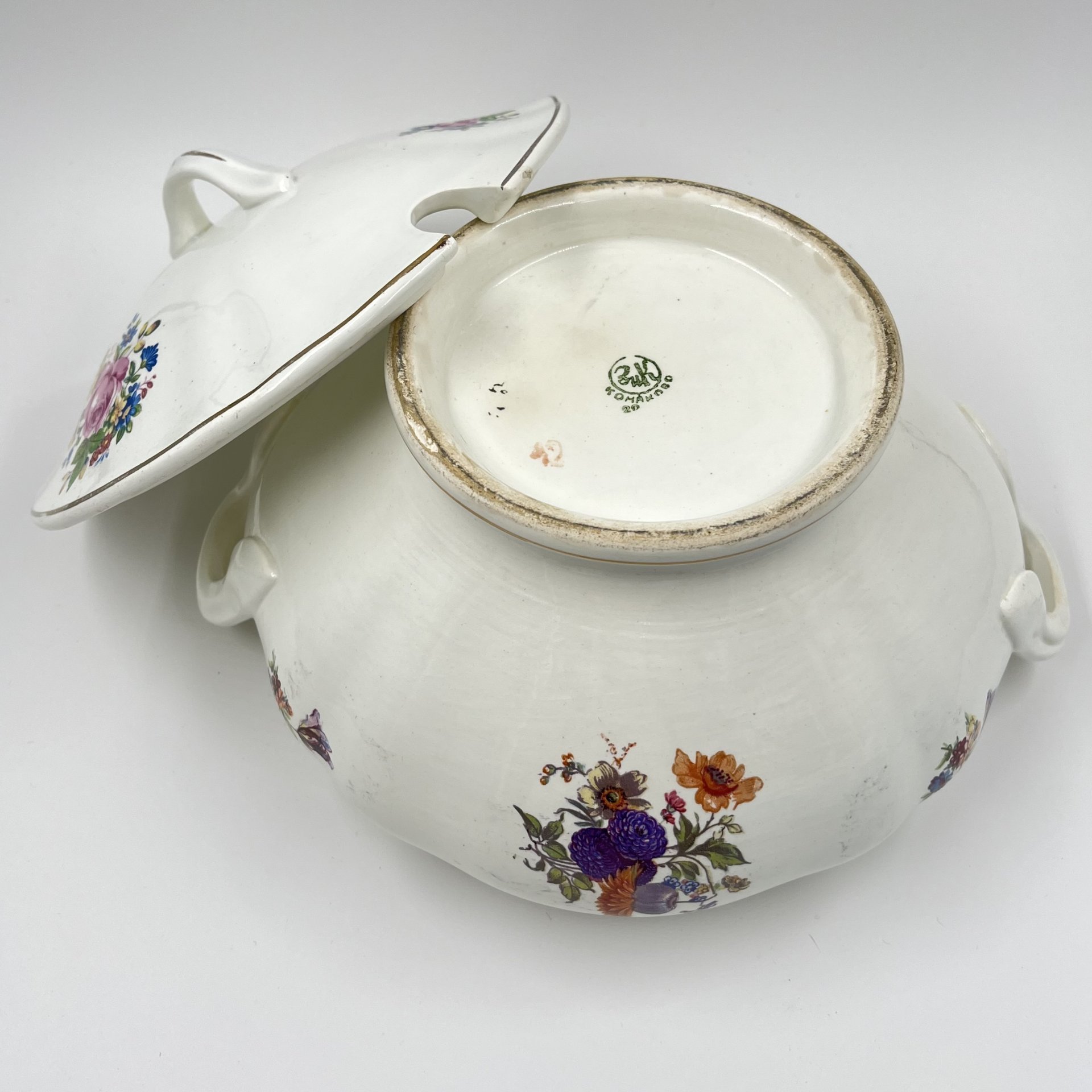 Супница с цветочным декором, Конаковский фаянсовый завод им. М.И. Калинина (ЗиК Конаково)