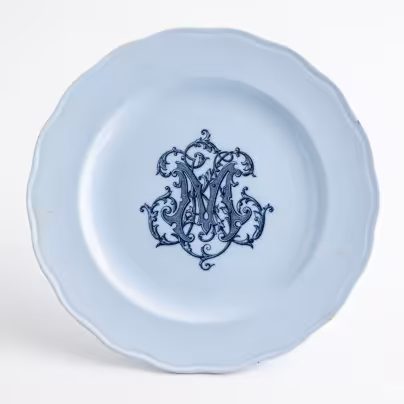 Тарелка с вензелем синего цвета на голубом фоне, экспортное клеймо "Grand Dépôt de Porcelaines&Faïences", фаянс, крытьё, деколь, Brown-Westhead, Moore & Co. (BMW & C), Великобритания, 1862-1904 гг., Brown-Westhead