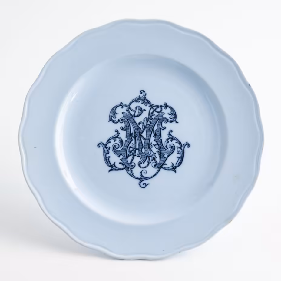 Тарелка с вензелем синего цвета на голубом фоне, экспортное клеймо "Grand Dépôt de Porcelaines&Faïences", фаянс, крытьё, деколь, Brown-Westhead, Moore & Co. (BMW & C), Великобритания, 1862-1904 гг., Brown-Westhead