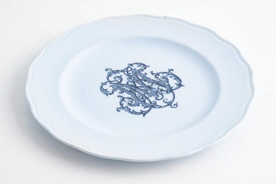 Тарелка с вензелем синего цвета на голубом фоне, экспортное клеймо "Grand Dépôt de Porcelaines&Faïences", фаянс, крытьё, деколь, Brown-Westhead, Moore & Co. (BMW & C), Великобритания, 1862-1904 гг., Brown-Westhead