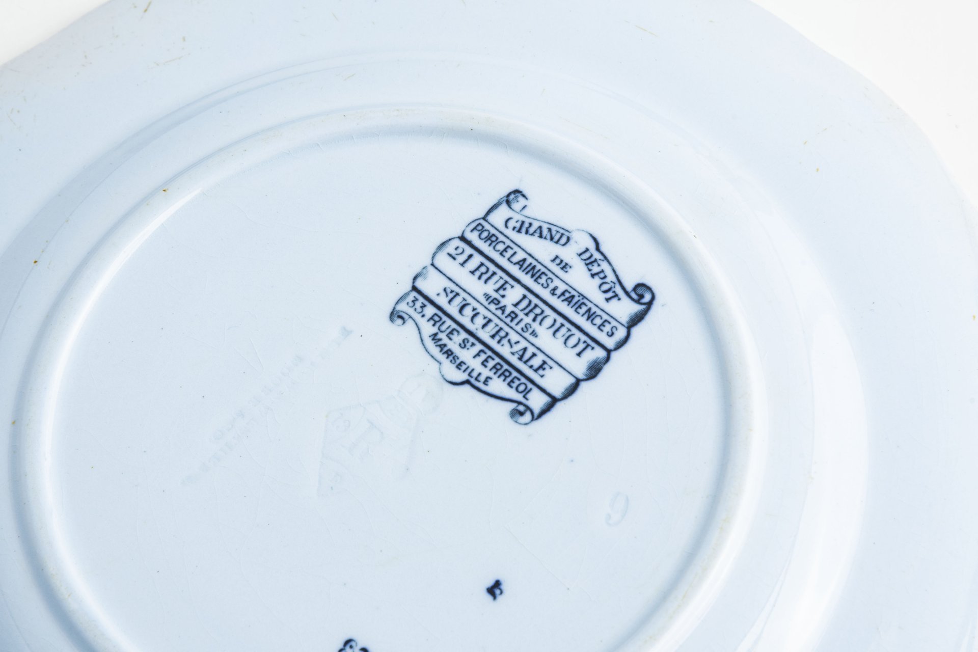 Тарелка с вензелем синего цвета на голубом фоне, экспортное клеймо "Grand Dépôt de Porcelaines&Faïences", фаянс, крытьё, деколь, Brown-Westhead, Moore & Co. (BMW & C), Великобритания, 1862-1904 гг., Brown-Westhead
