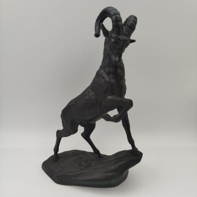 Статуэтка "Горный козёл", чугун, крашение, Каслинский чугунолитейный завод (Касли), СССР, 1981 г.