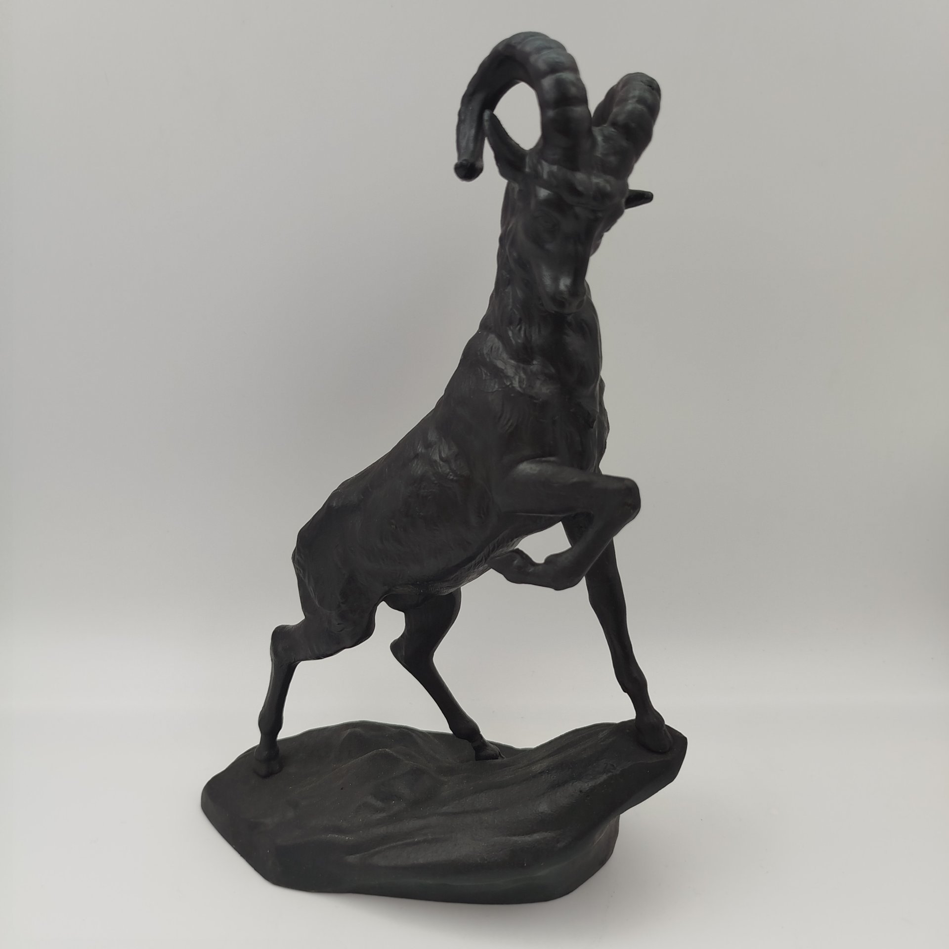 Статуэтка "Горный козёл", чугун, крашение, Каслинский чугунолитейный завод (Касли), СССР, 1981 г.