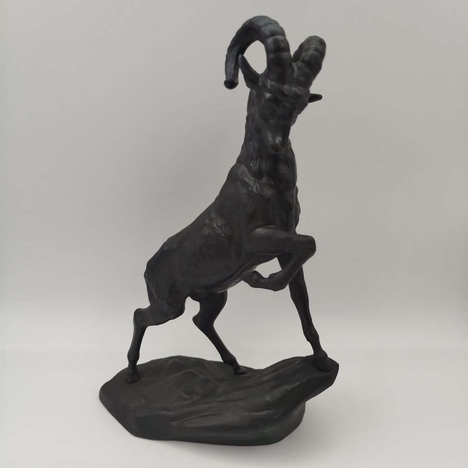 Статуэтка "Горный козёл", чугун, крашение, Каслинский чугунолитейный завод (Касли), СССР, 1981 г.