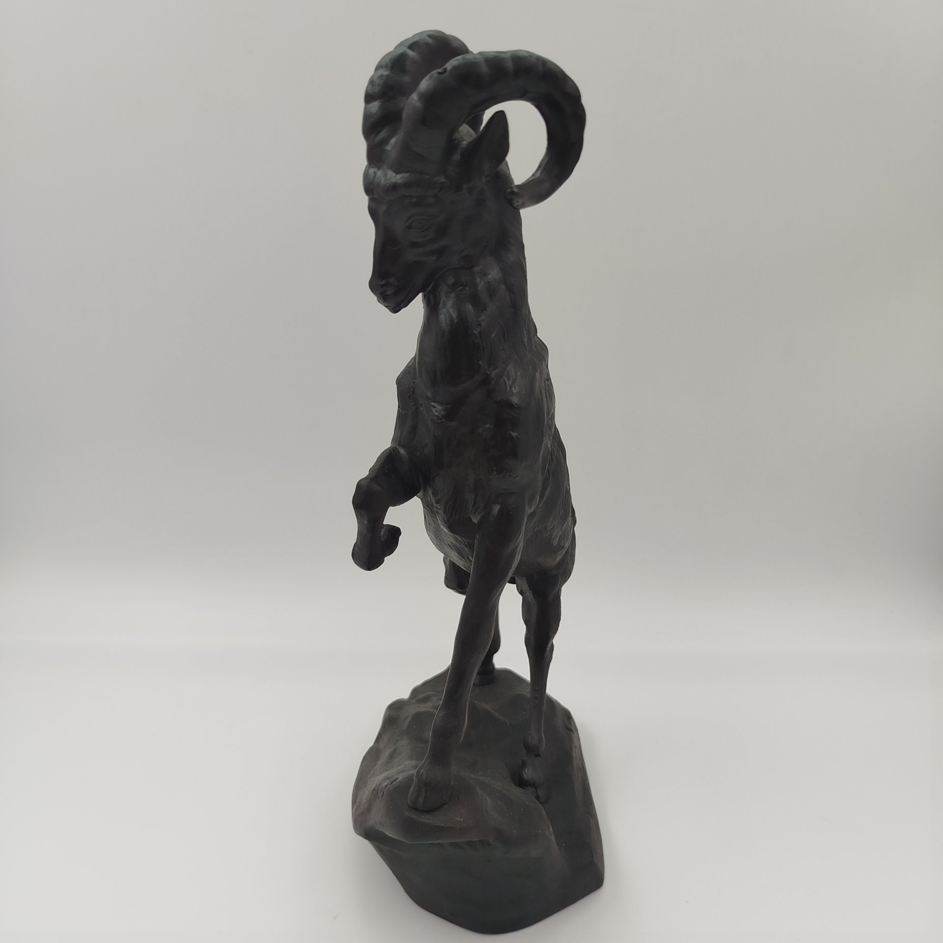 Статуэтка "Горный козёл", чугун, крашение, Каслинский чугунолитейный завод (Касли), СССР, 1981 г.