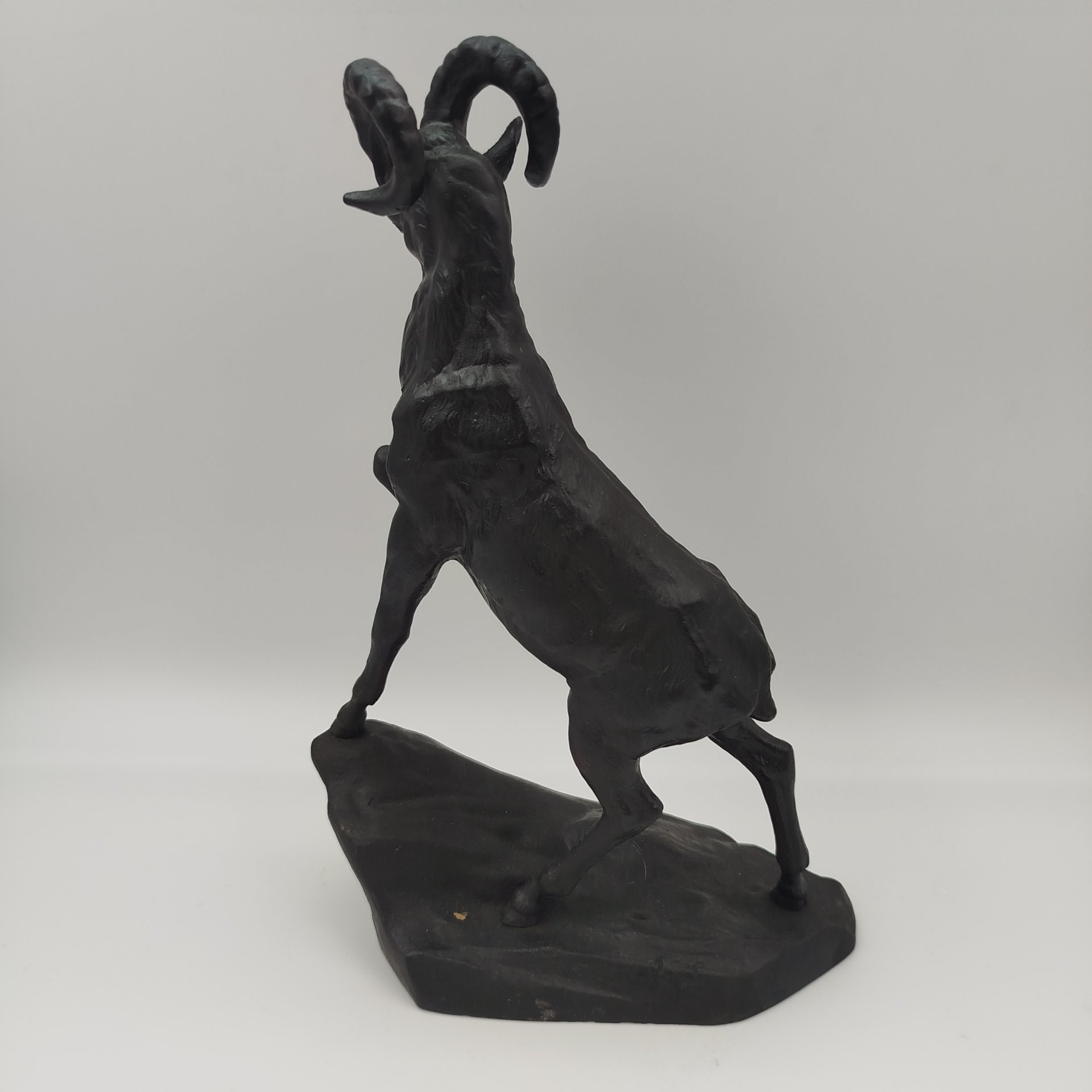 Статуэтка "Горный козёл", чугун, крашение, Каслинский чугунолитейный завод (Касли), СССР, 1981 г.
