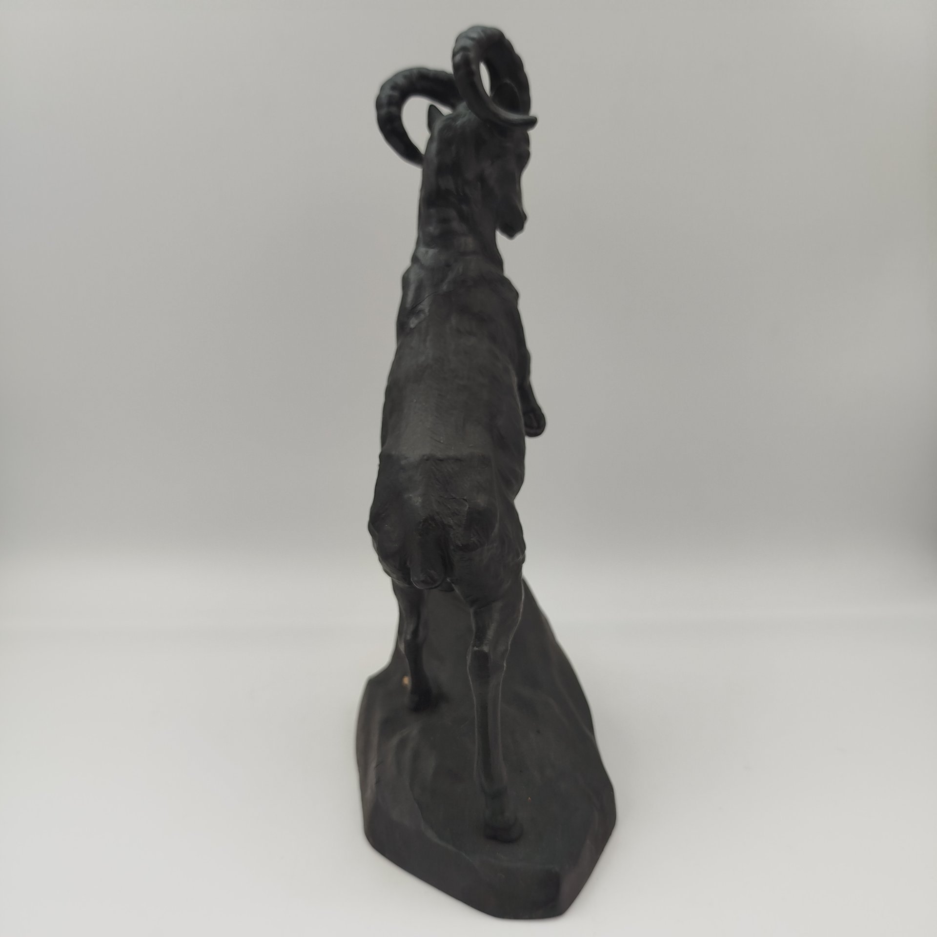 Статуэтка "Горный козёл", чугун, крашение, Каслинский чугунолитейный завод (Касли), СССР, 1981 г.