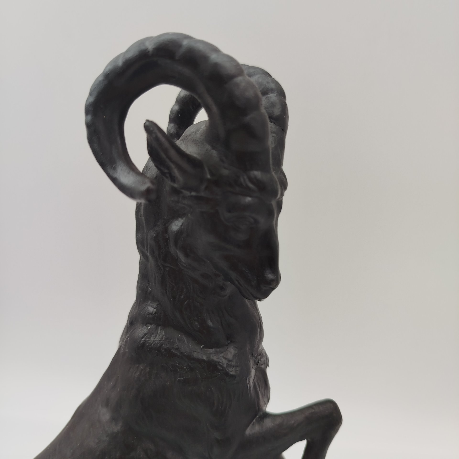 Статуэтка "Горный козёл", чугун, крашение, Каслинский чугунолитейный завод (Касли), СССР, 1981 г.