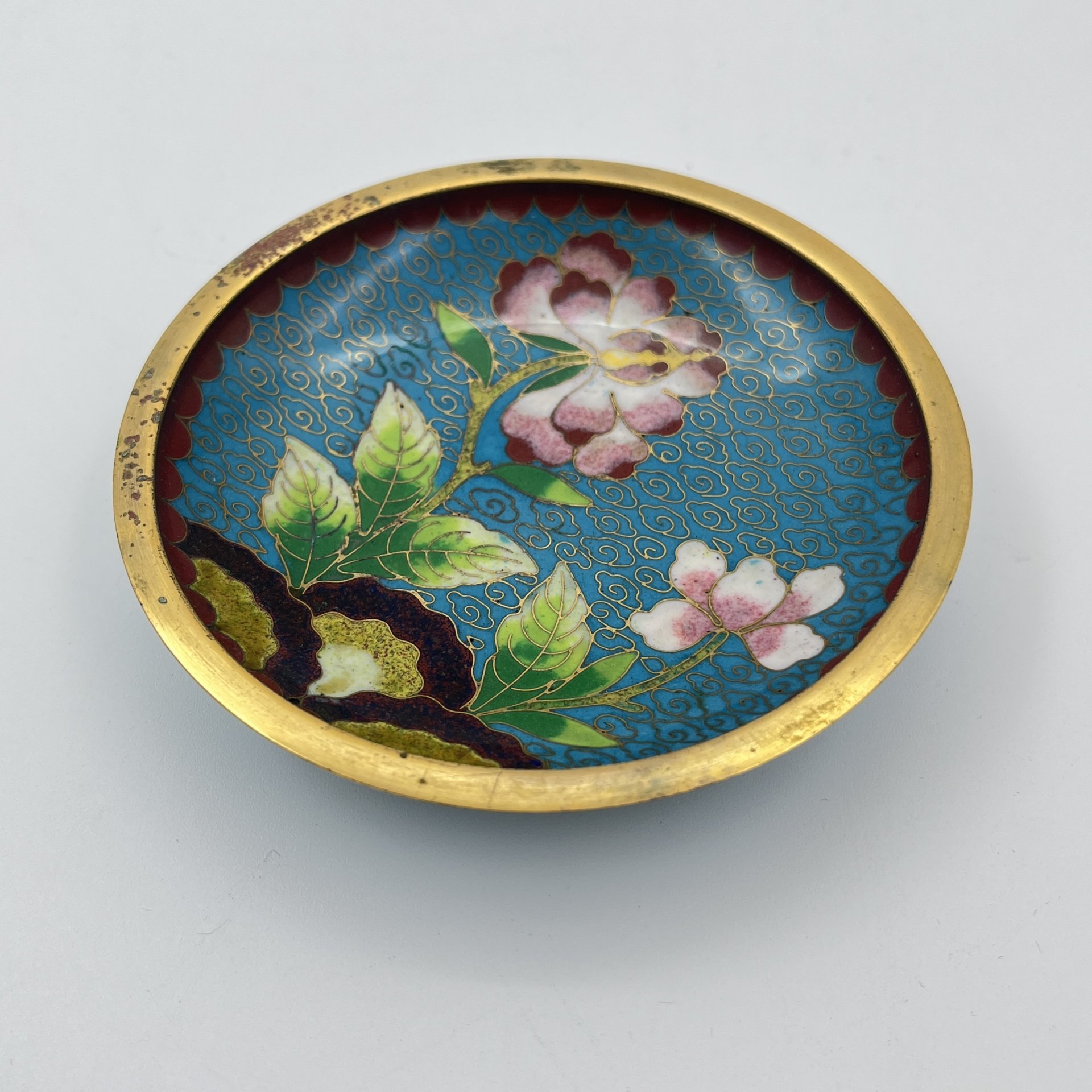 Розетка с цветочным декором на бирюзовом облачном фоне с красной каймой, выполненная в технике клуазоне, латунь, перегородчатая эмаль, Китай, 1950-1980 гг.