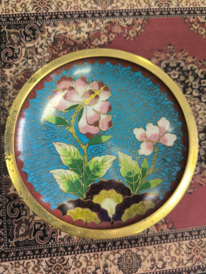 Розетка с цветочным декором на бирюзовом облачном фоне с красной каймой, выполненная в технике клуазоне, латунь, перегородчатая эмаль, Китай, 1950-1980 гг.