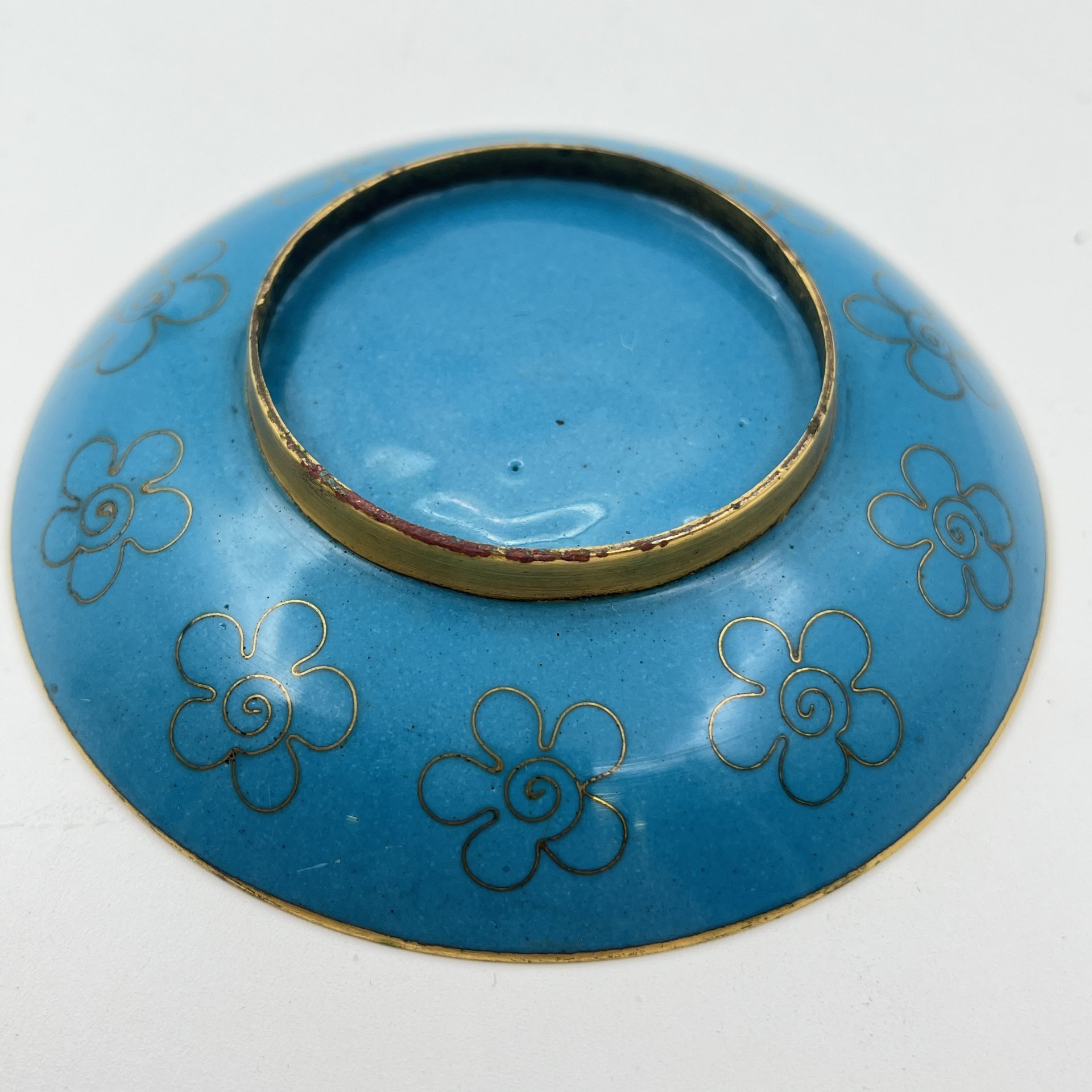 Розетка с цветочным декором на бирюзовом облачном фоне с красной каймой, выполненная в технике клуазоне, латунь, перегородчатая эмаль, Китай, 1950-1980 гг.