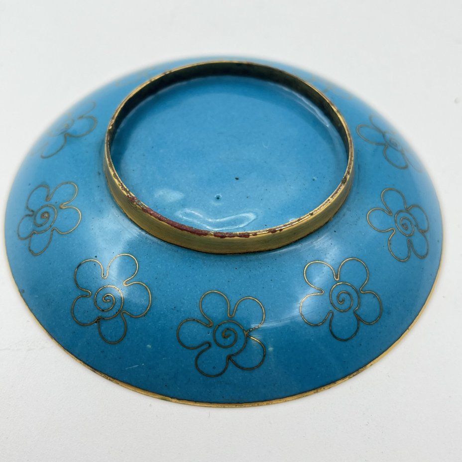 Розетка с цветочным декором на бирюзовом облачном фоне с красной каймой, выполненная в технике клуазоне, латунь, перегородчатая эмаль, Китай, 1950-1980 гг.