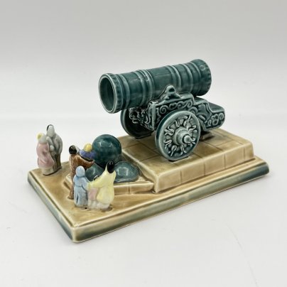 Статуэтка "Царь-пушка", скульптор Е.М. Гуревич, фаянс, роспись, Конаковский фаянсовый завод им. М.И. Калинина (ЗиК Конаково), СССР, 1952-1959 гг.