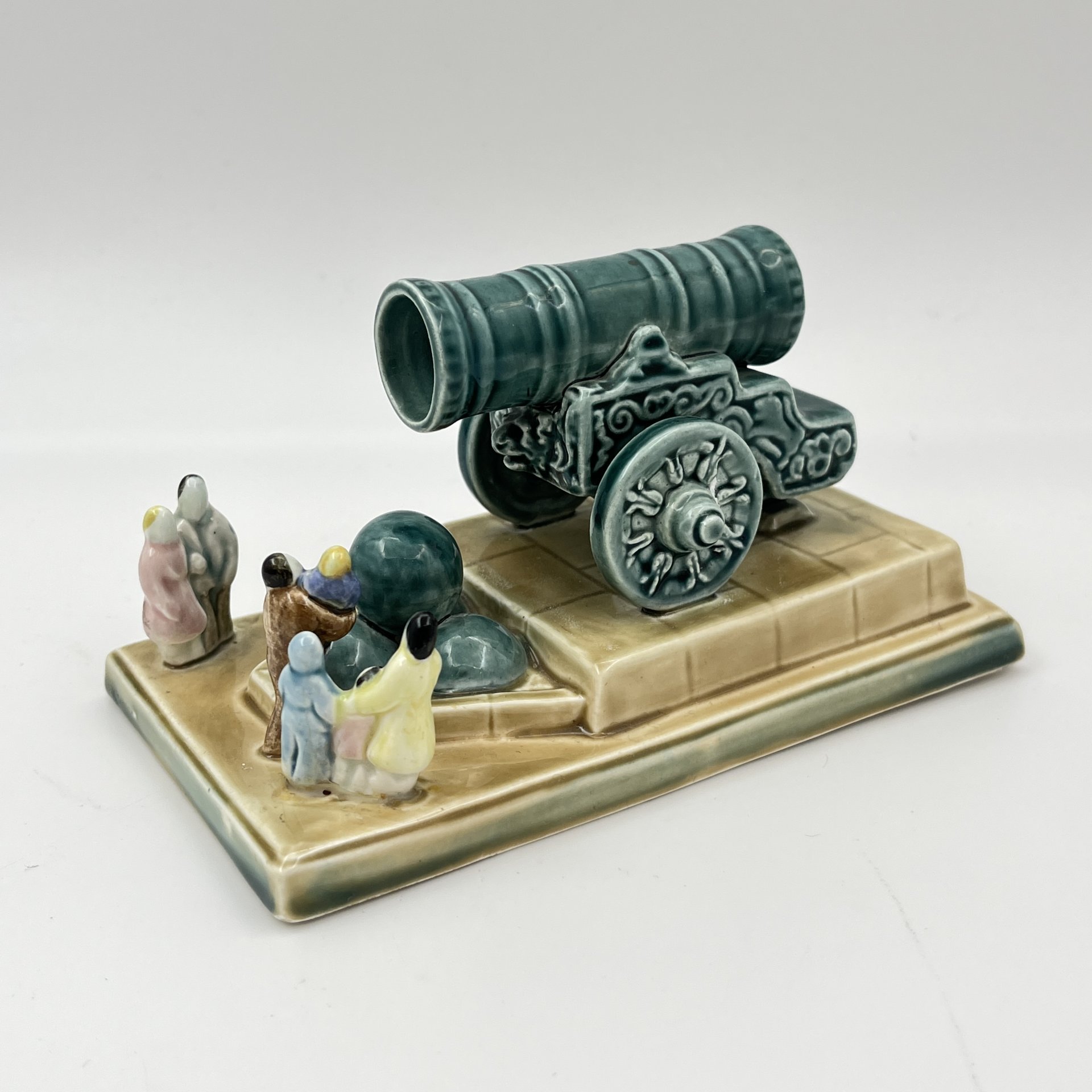 Статуэтка "Царь-пушка", скульптор Е.М. Гуревич, фаянс, роспись, Конаковский фаянсовый завод им. М.И. Калинина (ЗиК Конаково), СССР, 1952-1959 гг.