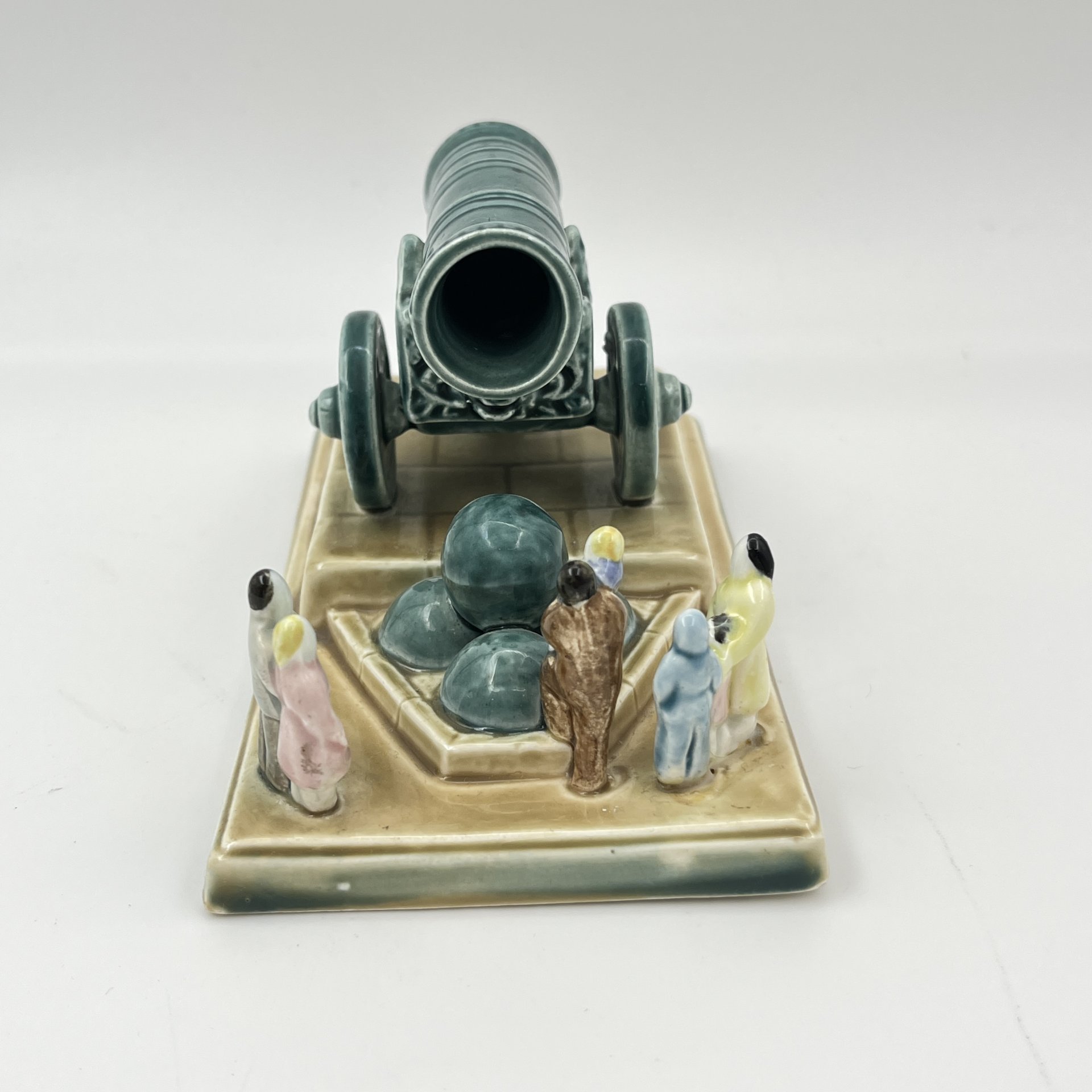 Статуэтка "Царь-пушка", скульптор Е.М. Гуревич, фаянс, роспись, Конаковский фаянсовый завод им. М.И. Калинина (ЗиК Конаково), СССР, 1952-1959 гг.