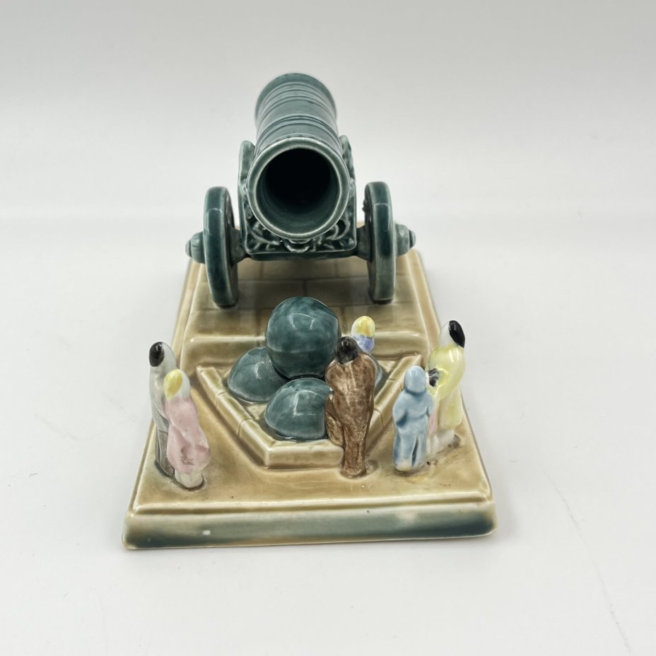 Статуэтка "Царь-пушка", скульптор Е.М. Гуревич, фаянс, роспись, Конаковский фаянсовый завод им. М.И. Калинина (ЗиК Конаково), СССР, 1952-1959 гг.