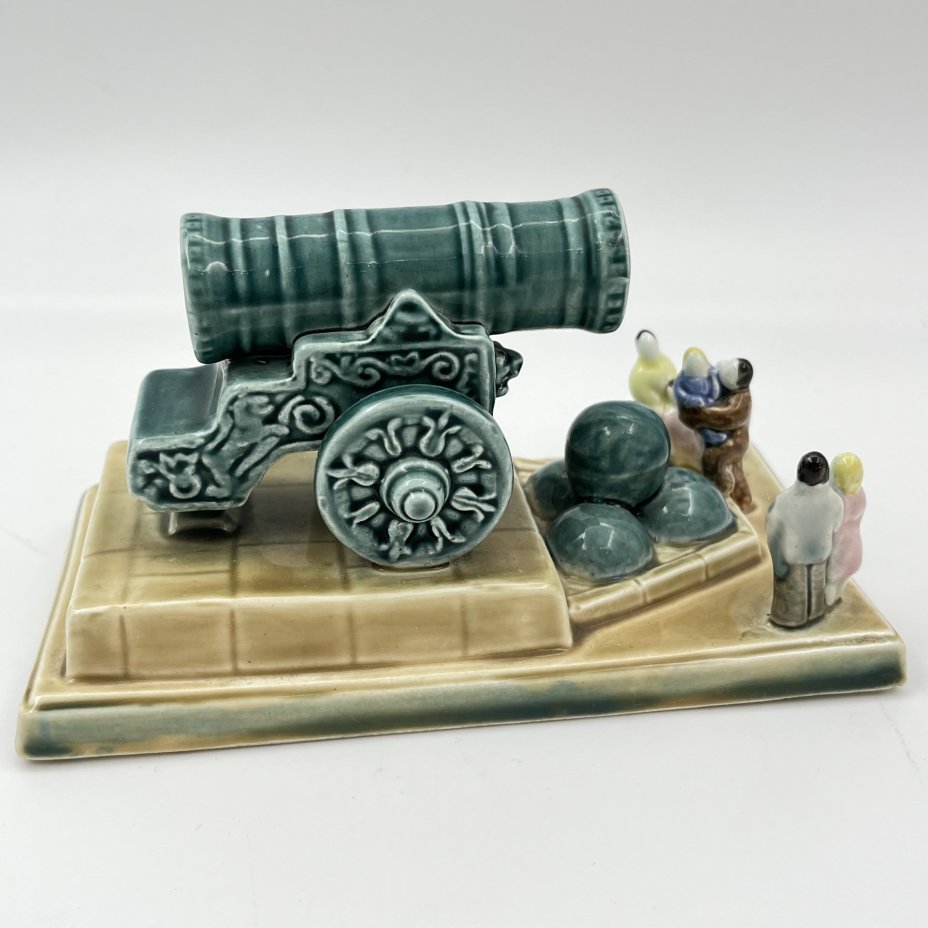 Статуэтка "Царь-пушка", скульптор Е.М. Гуревич, фаянс, роспись, Конаковский фаянсовый завод им. М.И. Калинина (ЗиК Конаково), СССР, 1952-1959 гг.