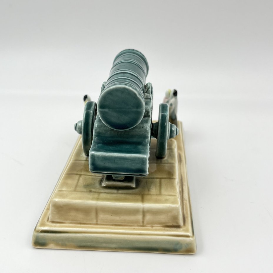 Статуэтка "Царь-пушка", скульптор Е.М. Гуревич, фаянс, роспись, Конаковский фаянсовый завод им. М.И. Калинина (ЗиК Конаково), СССР, 1952-1959 гг.