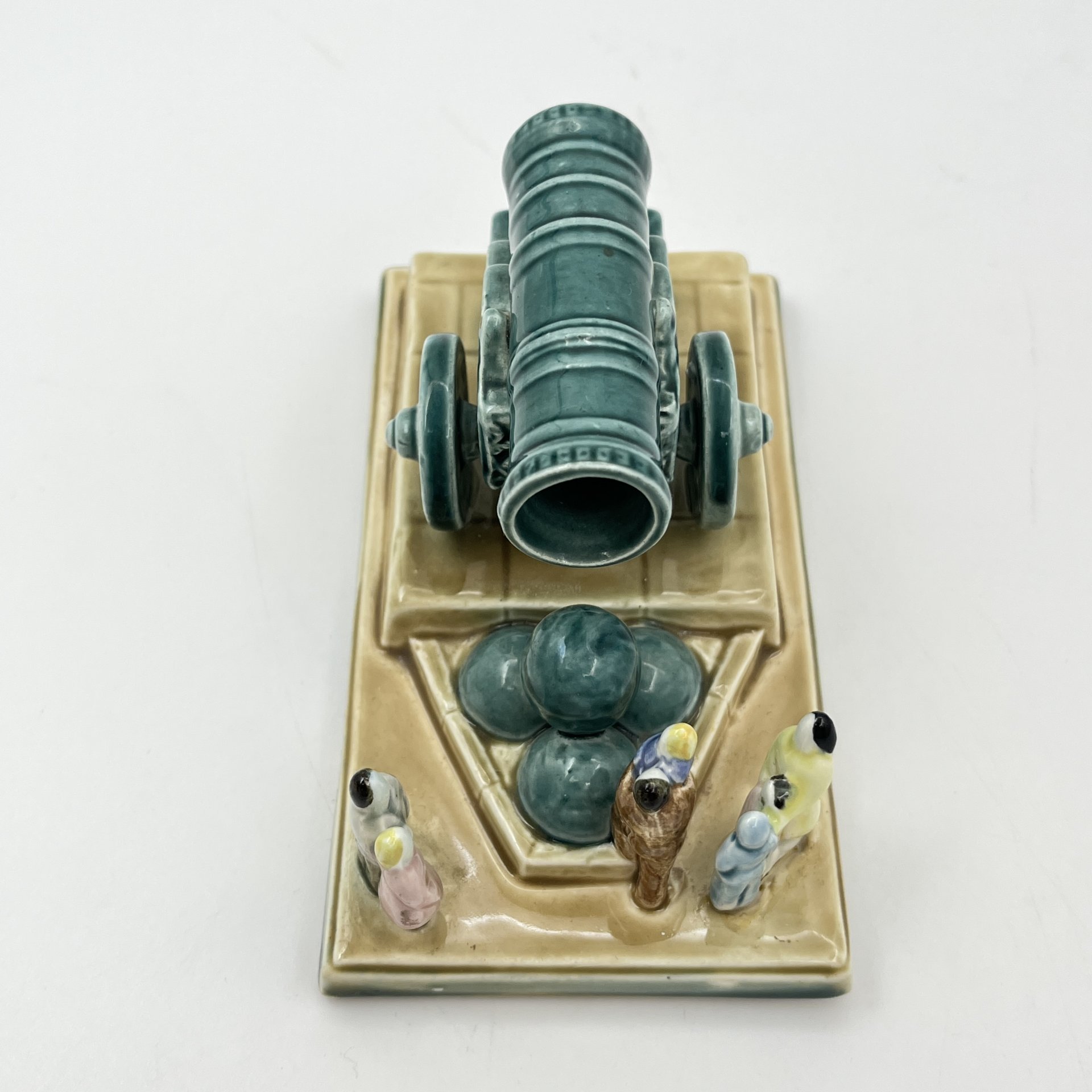 Статуэтка "Царь-пушка", скульптор Е.М. Гуревич, фаянс, роспись, Конаковский фаянсовый завод им. М.И. Калинина (ЗиК Конаково), СССР, 1952-1959 гг.