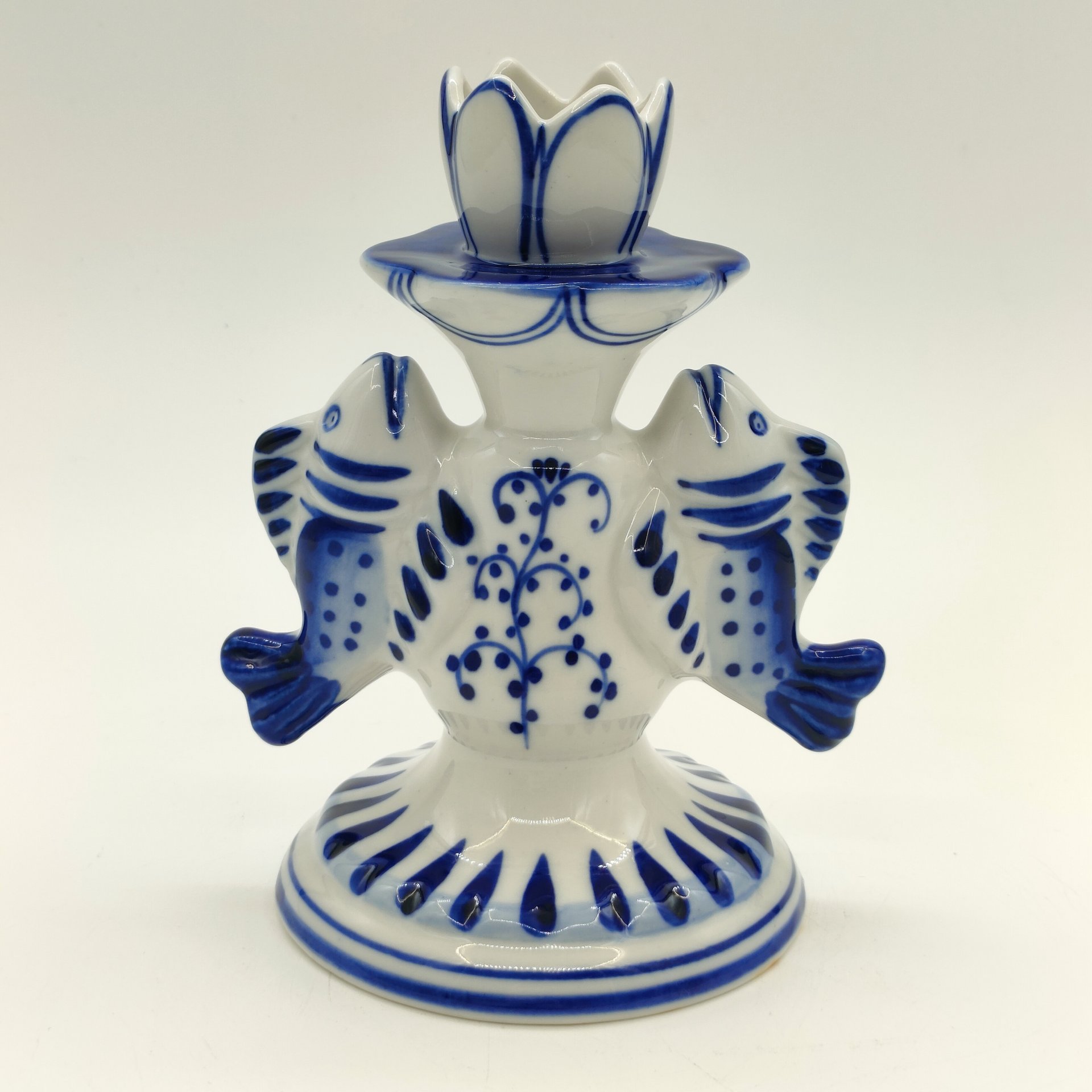 Подсвечник на одну свечу, украшенный рельефным декором в виде рыб, фарфор, роспись, Объединение «Гжель», СССР, 1972-1985 гг.