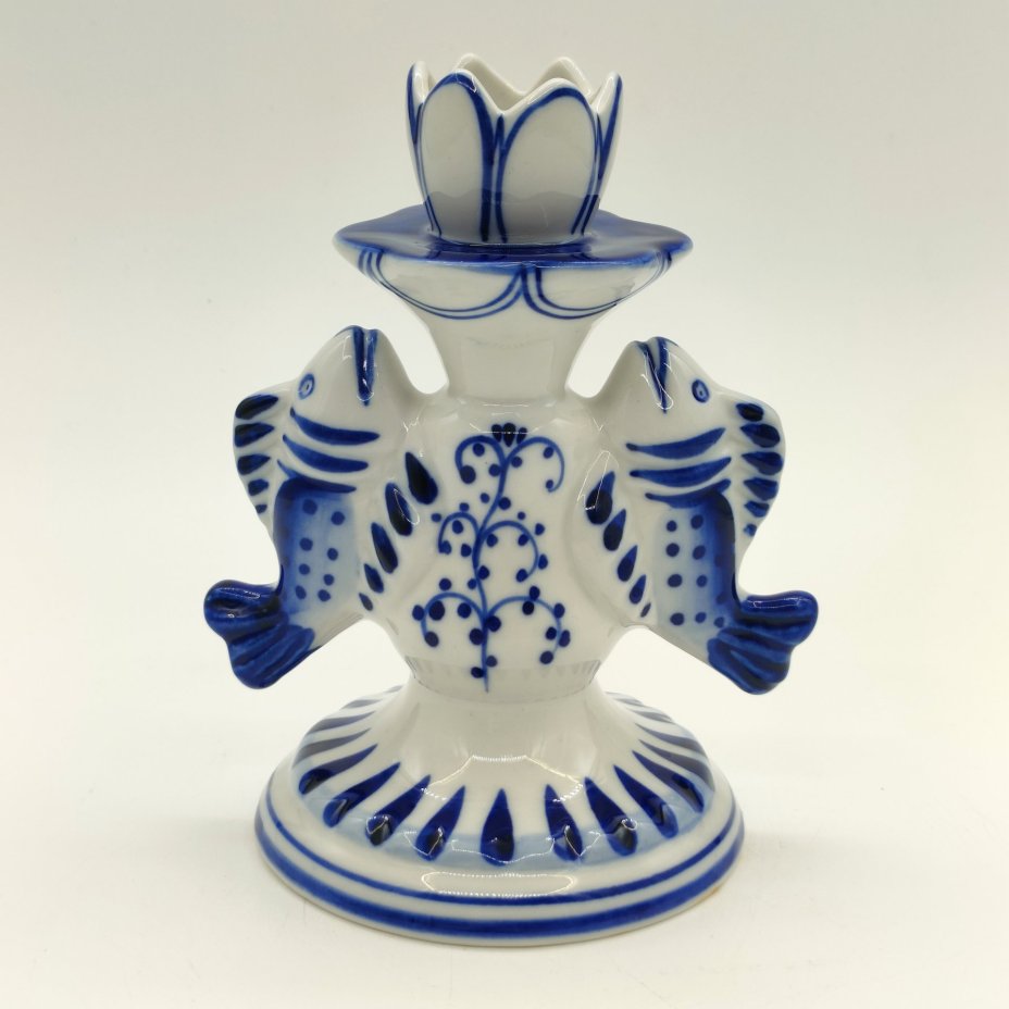 Подсвечник на одну свечу, украшенный рельефным декором в виде рыб, фарфор, роспись, Объединение «Гжель», СССР, 1972-1985 гг.