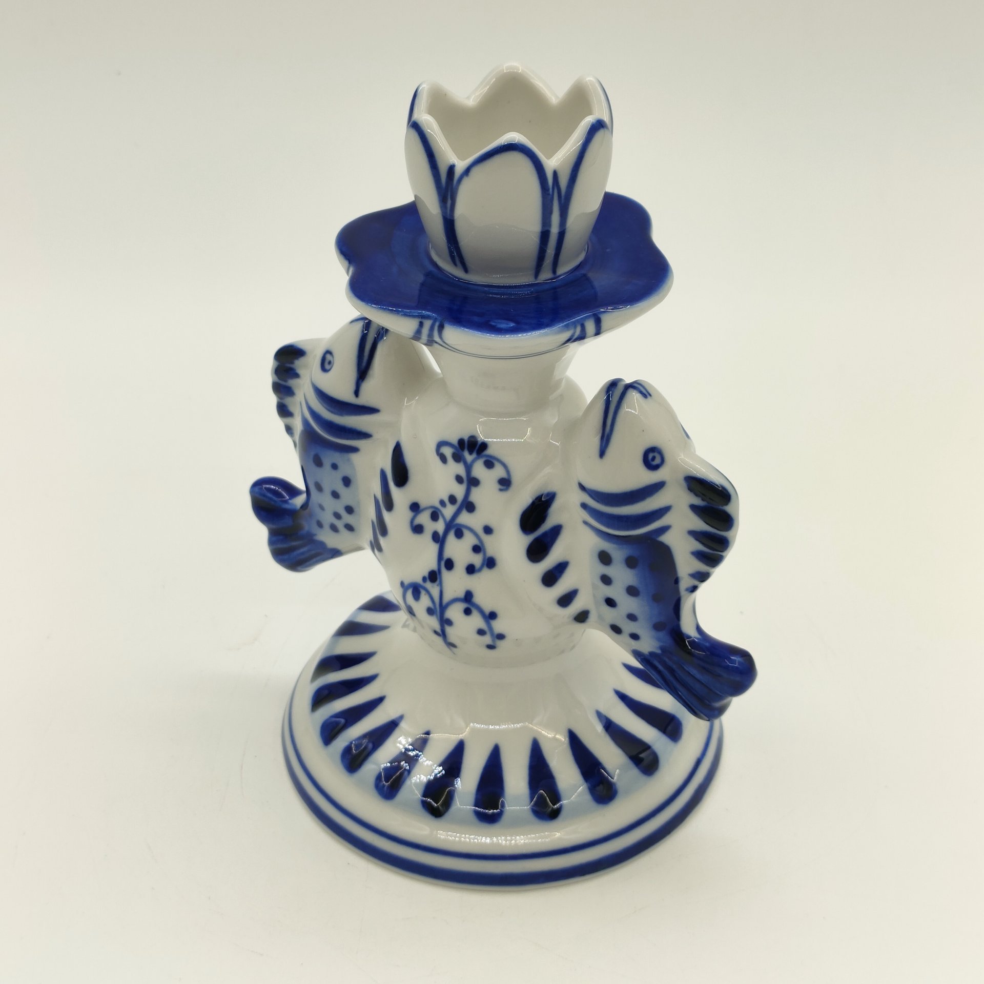 Подсвечник на одну свечу, украшенный рельефным декором в виде рыб, фарфор, роспись, Объединение «Гжель», СССР, 1972-1985 гг.