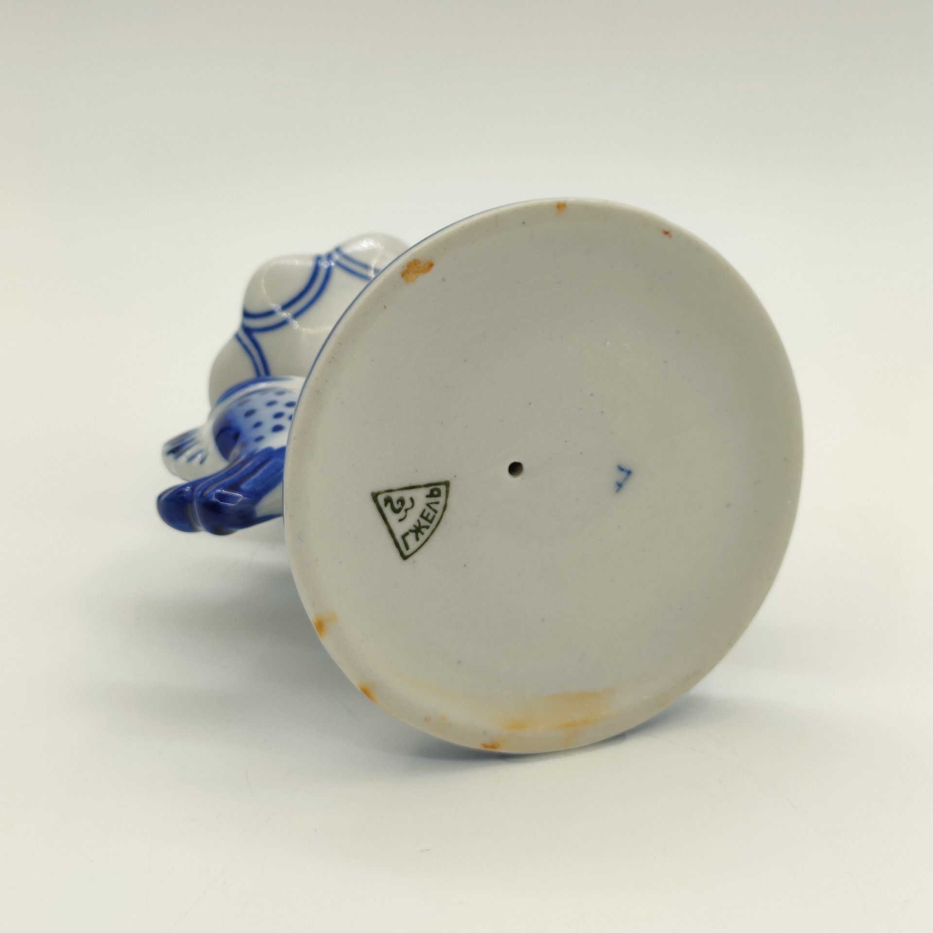 Подсвечник на одну свечу, украшенный рельефным декором в виде рыб, фарфор, роспись, Объединение «Гжель», СССР, 1972-1985 гг.