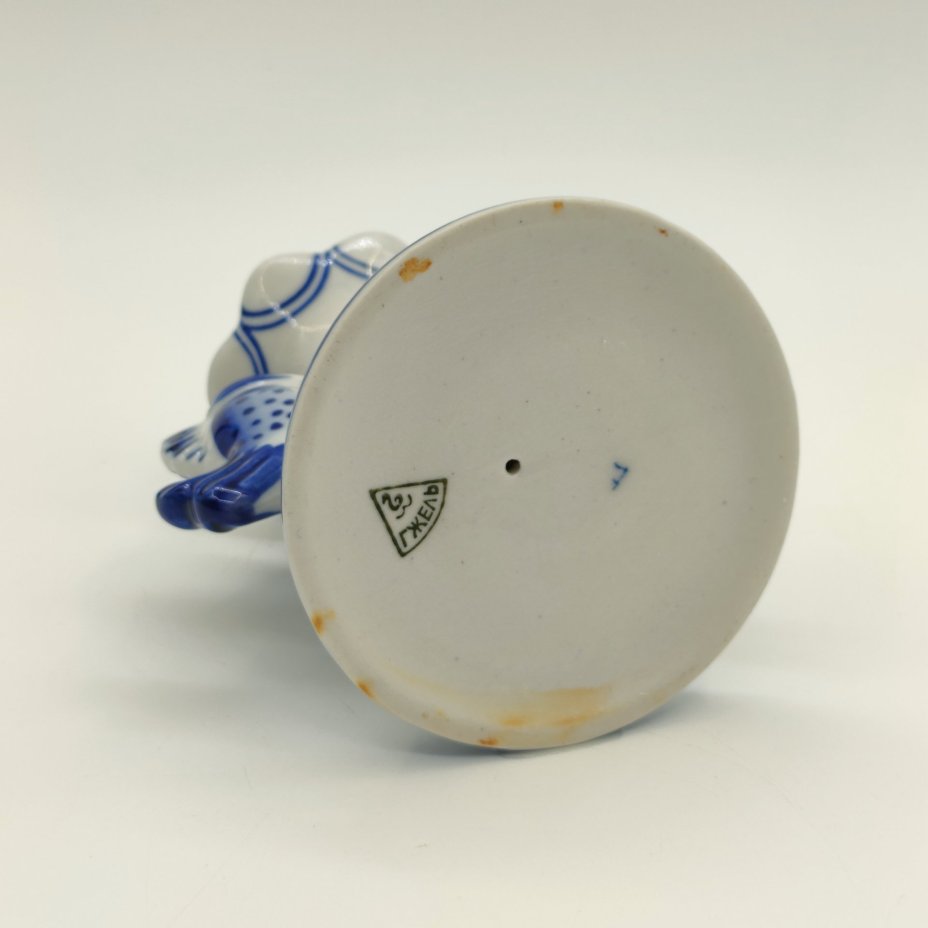 Подсвечник на одну свечу, украшенный рельефным декором в виде рыб, фарфор, роспись, Объединение «Гжель», СССР, 1972-1985 гг.