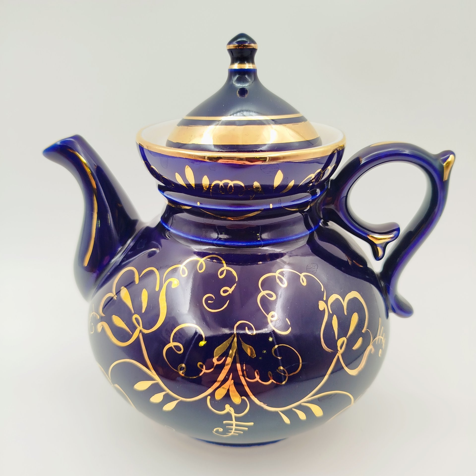 Чайник, фарфор, крытье, золочение, Объединение «Гжель», СССР, 1972-1986 гг.