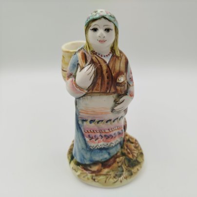 Статуэтка " Девушка с корзиной" ("По грибы, по ягоды"), автор Г. В. Драчёва, г. Псков, фаянс, роспись, Российская Федерация, 2011 г.