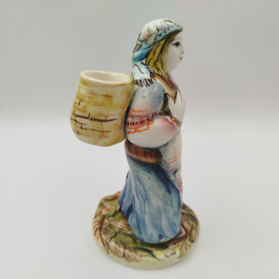 Статуэтка " Девушка с корзиной" ("По грибы, по ягоды"), автор Г. В. Драчёва, г. Псков, фаянс, роспись, Российская Федерация, 2011 г.
