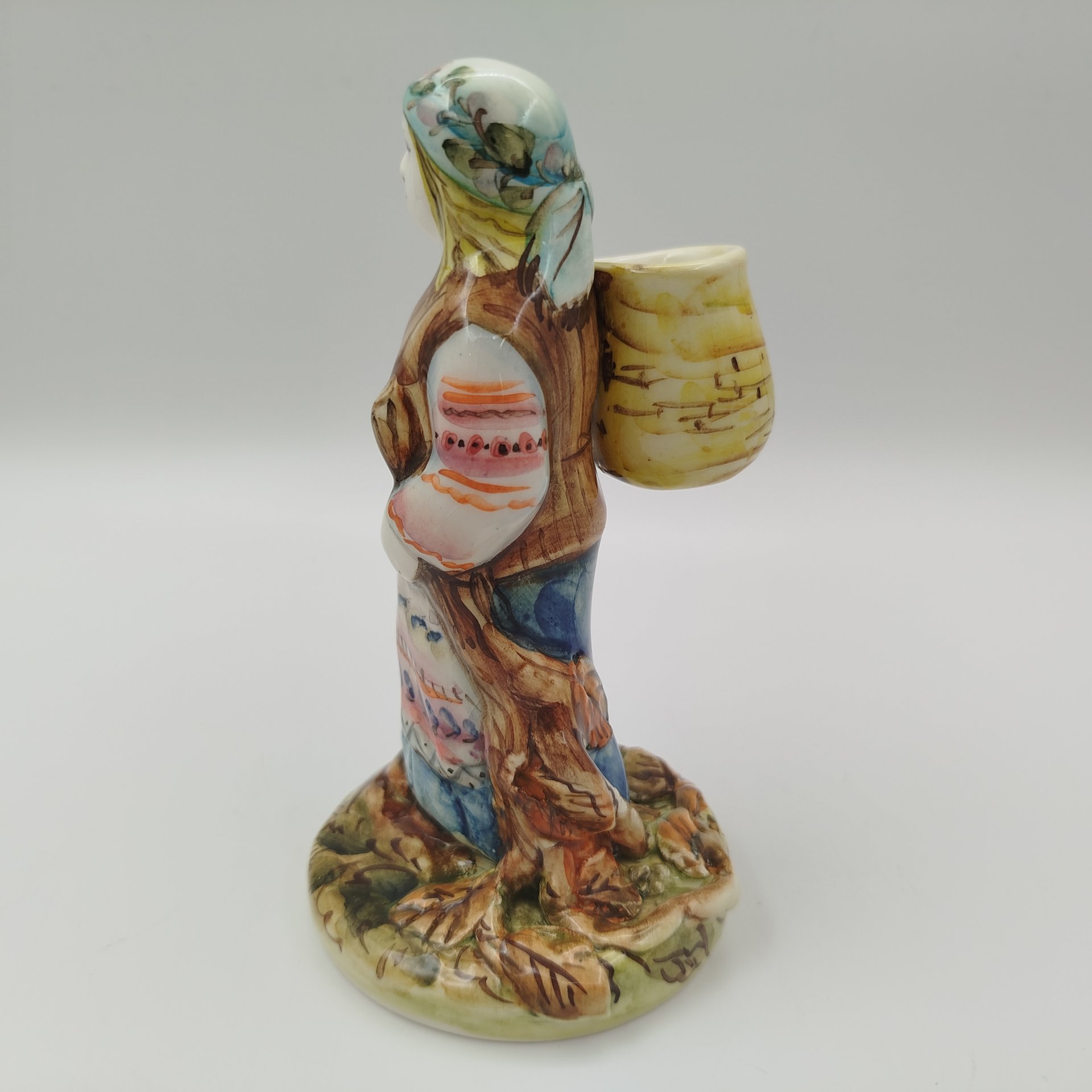 Статуэтка " Девушка с корзиной" ("По грибы, по ягоды"), автор Г. В. Драчёва, г. Псков, фаянс, роспись, Российская Федерация, 2011 г.