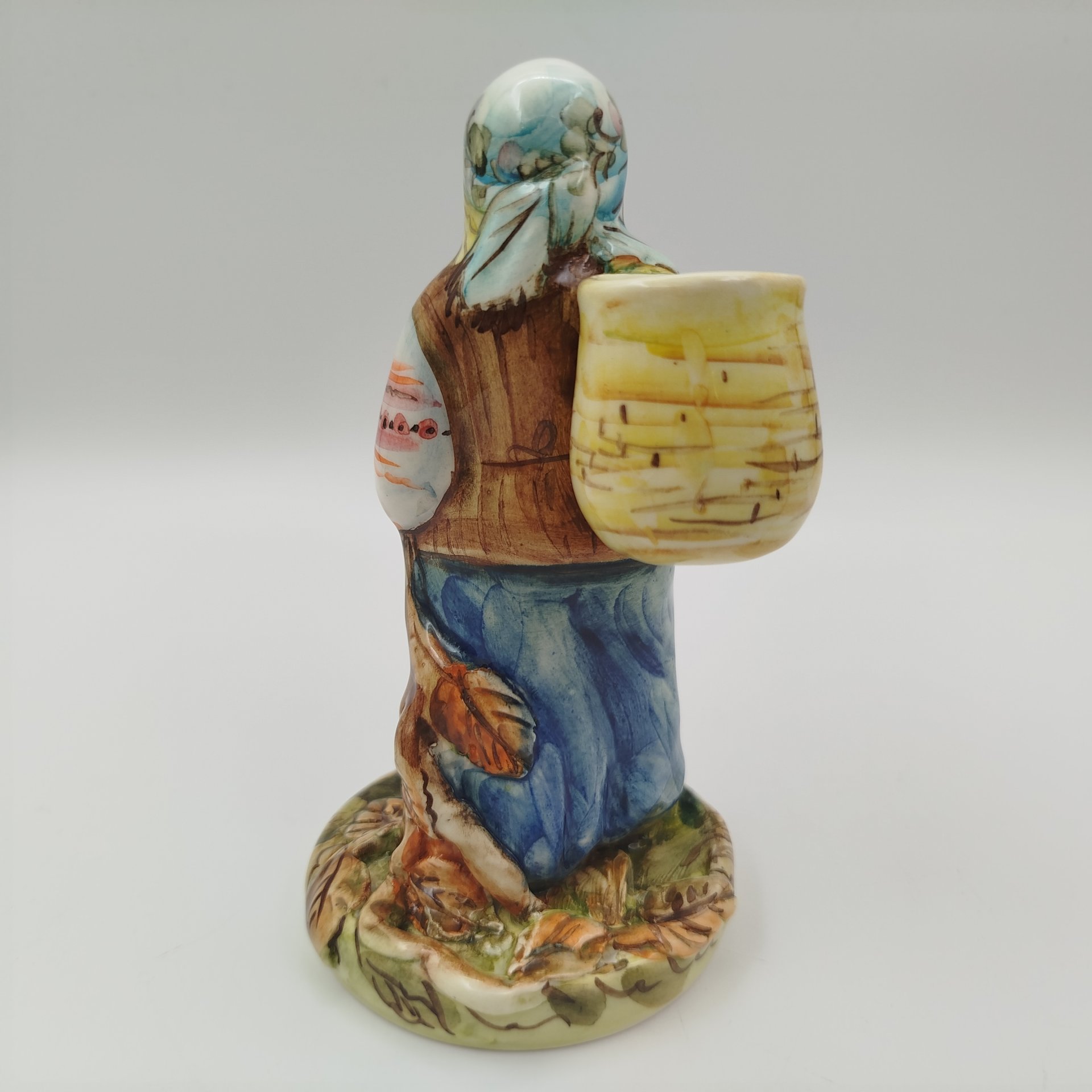 Статуэтка " Девушка с корзиной" ("По грибы, по ягоды"), автор Г. В. Драчёва, г. Псков, фаянс, роспись, Российская Федерация, 2011 г.