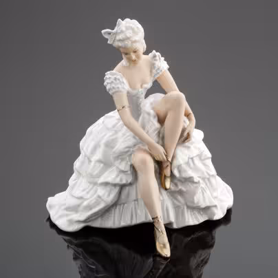 Статуэтка "Балерина, завязывающая пуанты", Schaubach-Kunst