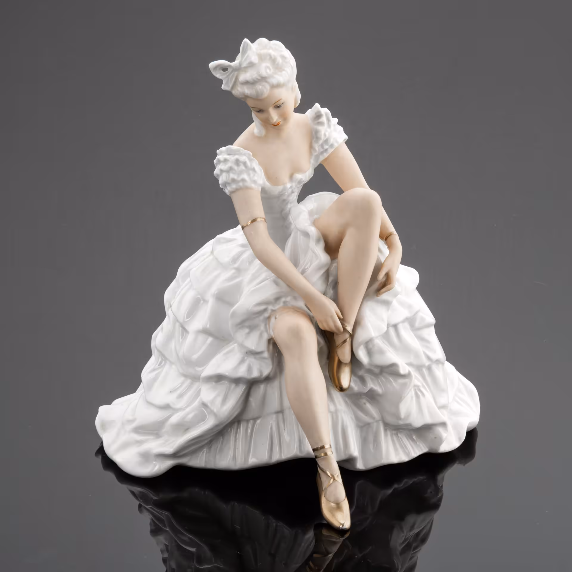 Статуэтка "Балерина, завязывающая пуанты", Schaubach-Kunst