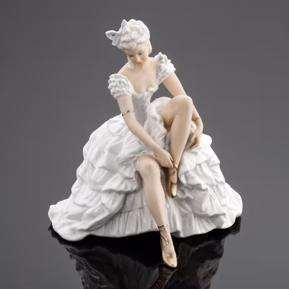 Статуэтка "Балерина, завязывающая пуанты", Schaubach-Kunst