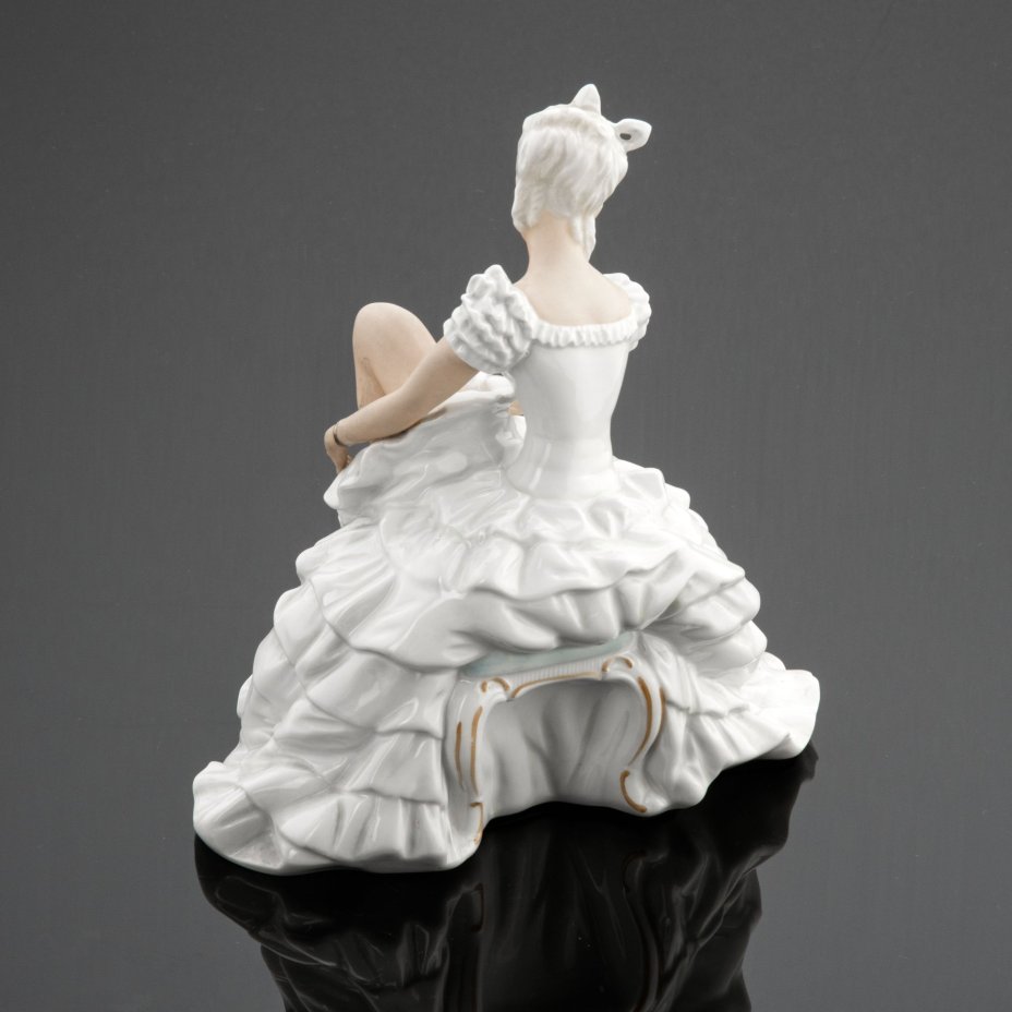 Статуэтка "Балерина, завязывающая пуанты", Schaubach-Kunst