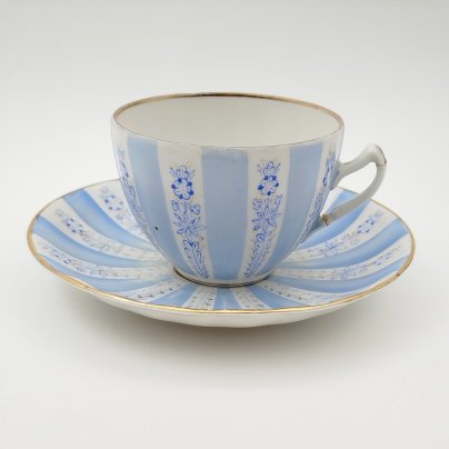 Пара чайная, украшенная цветочным декором, форма "Плаховская", автор формы К.В. Плахов, автор росписи П.В. Леонов, фарфор, роспись, крытье, золочение, Дулевский фарфоровый завод (Дулёво), СССР, 1950 г.