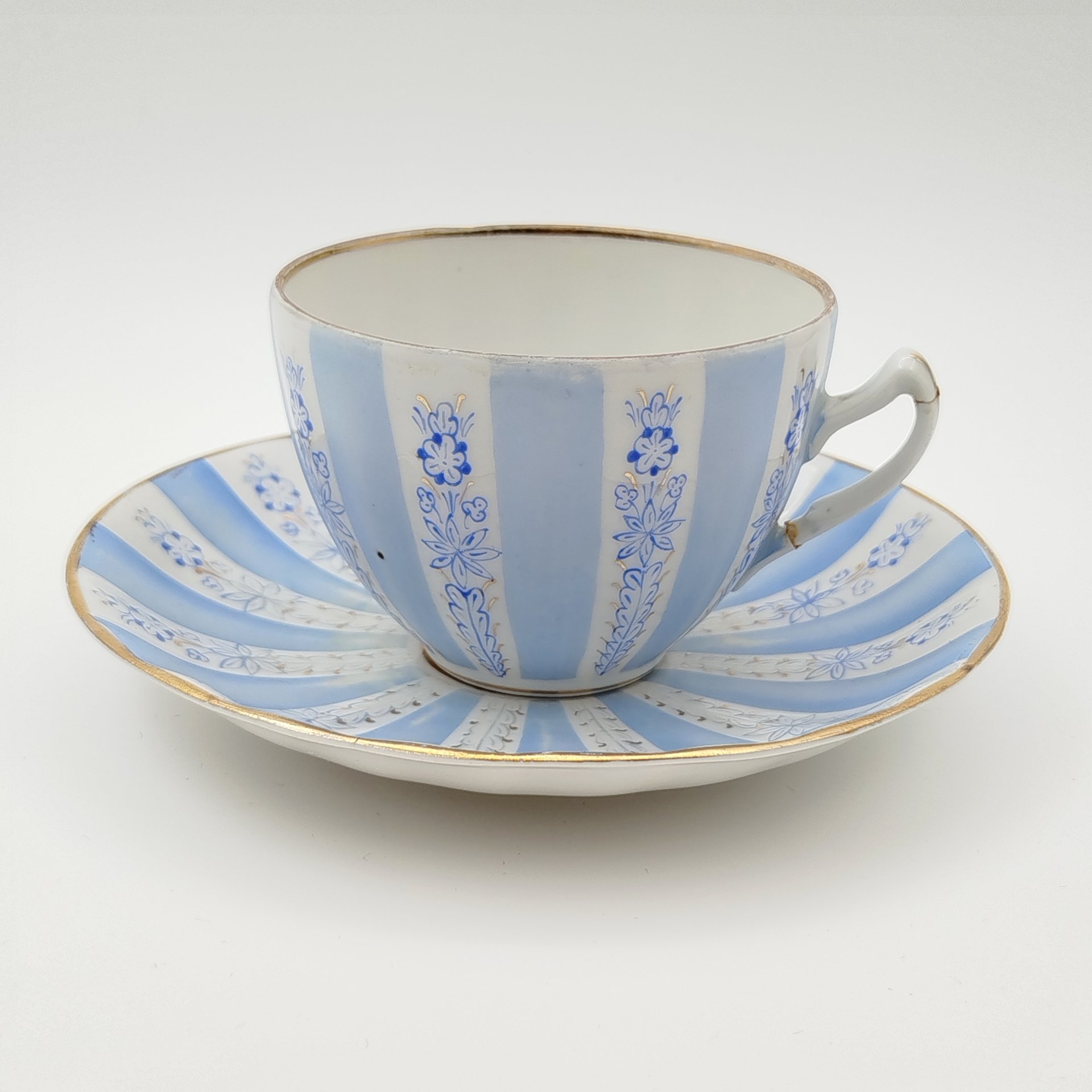 Пара чайная, украшенная цветочным декором, форма "Плаховская", автор формы К.В. Плахов, автор росписи П.В. Леонов, фарфор, роспись, крытье, золочение, Дулевский фарфоровый завод (Дулёво), СССР, 1950 г.