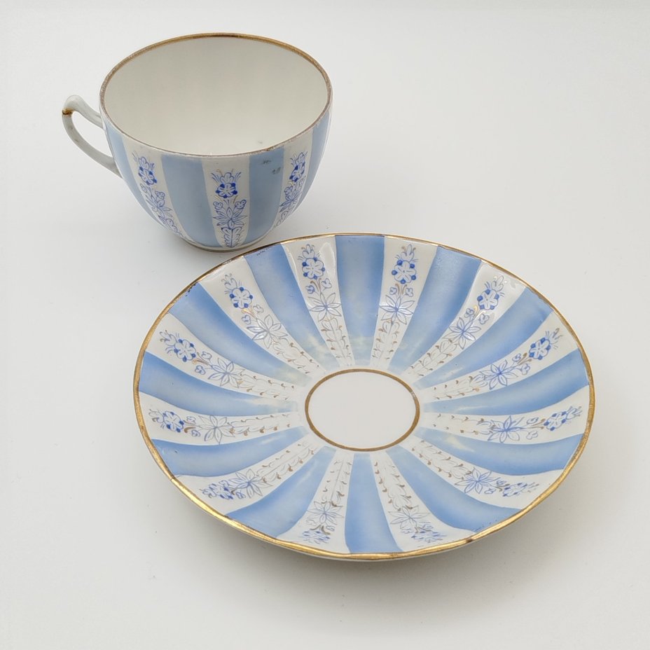 Пара чайная, украшенная цветочным декором, форма "Плаховская", автор формы К.В. Плахов, автор росписи П.В. Леонов, фарфор, роспись, крытье, золочение, Дулевский фарфоровый завод (Дулёво), СССР, 1950 г.