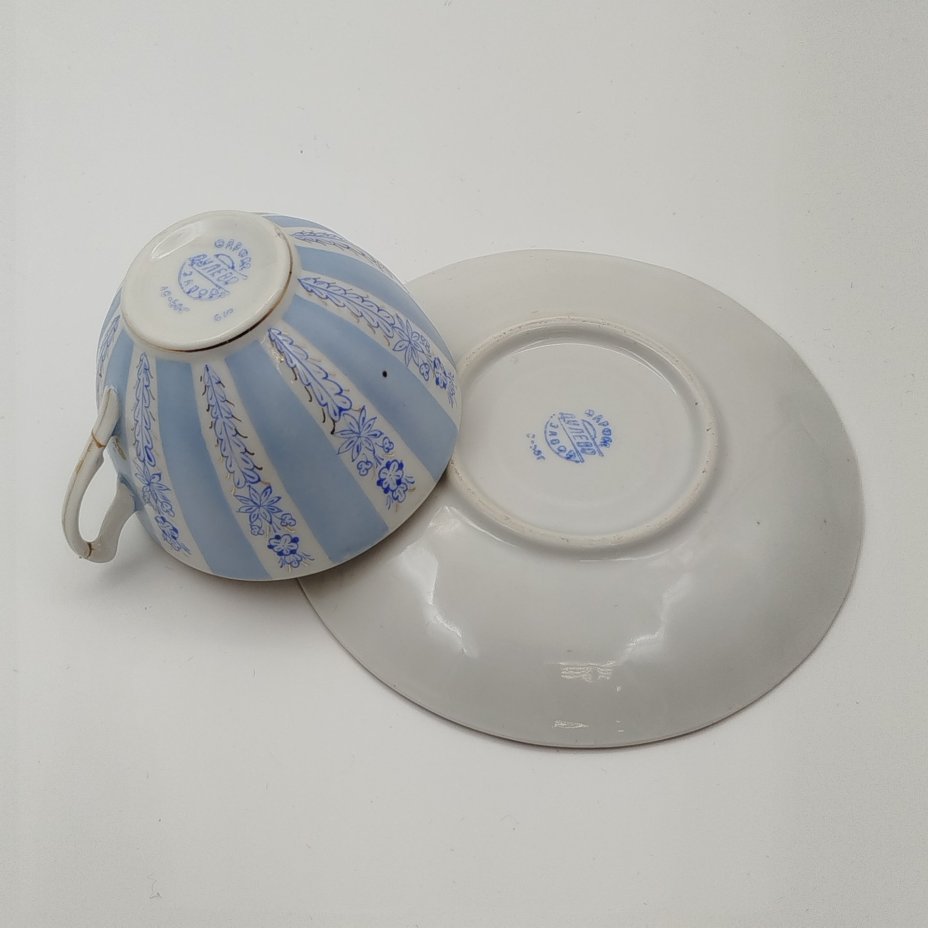 Пара чайная, украшенная цветочным декором, форма "Плаховская", автор формы К.В. Плахов, автор росписи П.В. Леонов, фарфор, роспись, крытье, золочение, Дулевский фарфоровый завод (Дулёво), СССР, 1950 г.