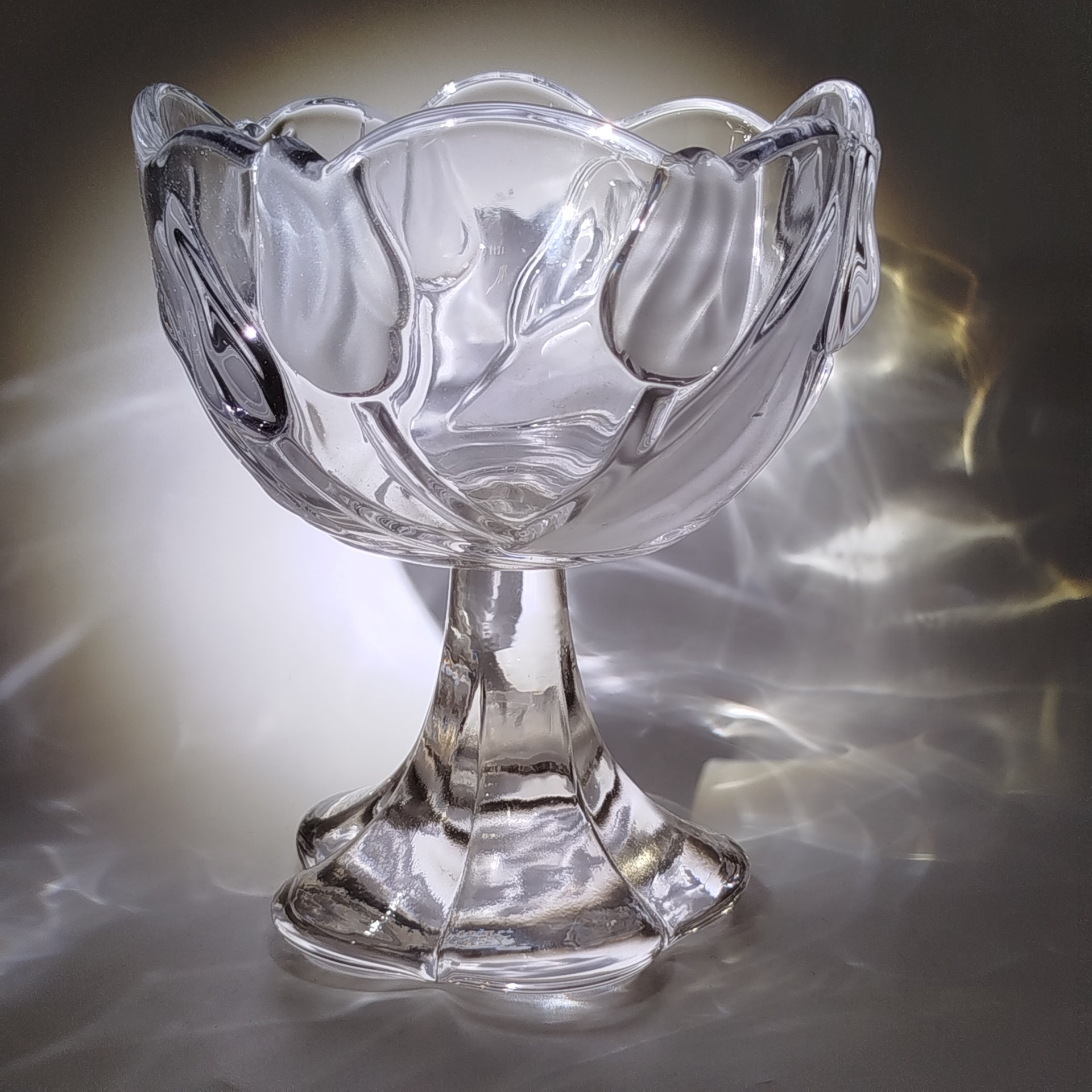 Конфетница (вазочка) с рельефным декором в виде тюльпанов, Walther Glas