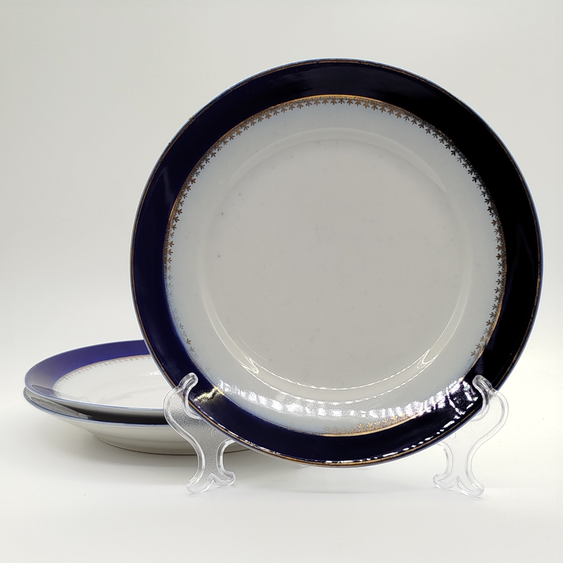 Набор из 3-х обеденных тарелок с растительным орнаментом по краю